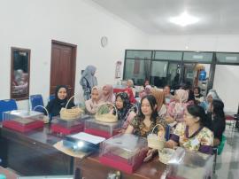 Pelatihan Pembuatan Hantaran Manten dan Bucket Bunga, Dorong Pemberdayaan Perempuan Kalurahan Gading